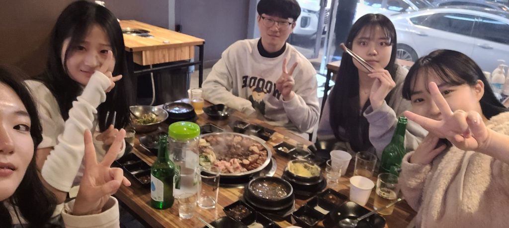 2022 랩실 초창기 회식 사진 (2)